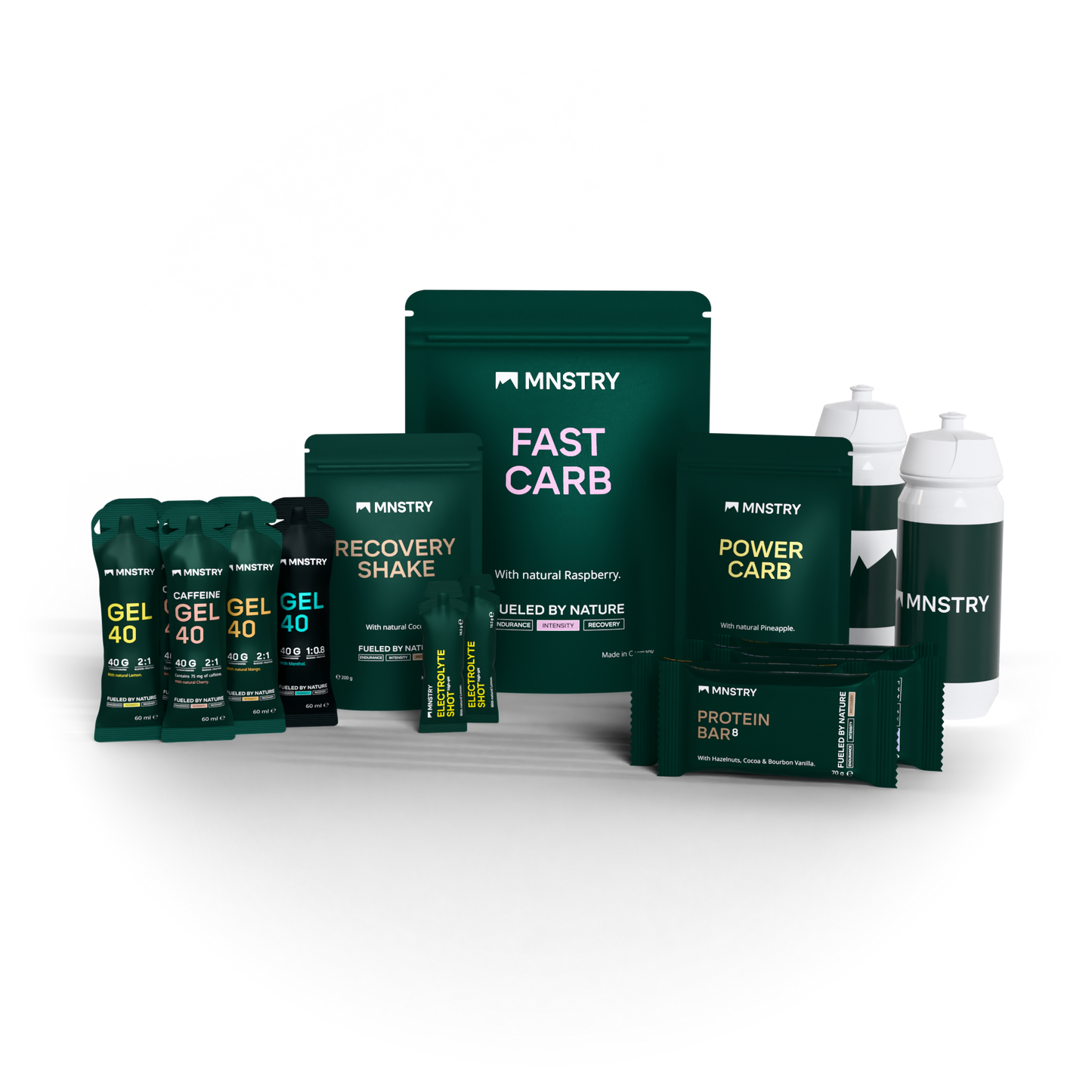 Produktbild des Cycling Bundles. Abgebildet sind FAST CARB, RECOVERY SHAKE, POWER CARB, GEL 40, PORRIDGE BAR, PROTEIN BAR, INTENSITY BAR, ELECTROLYTE SHOT und zwei MNSTRY Trinkflaschen.