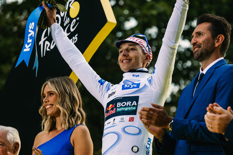 Florian Lipowitz beim Gewinn des weißen Trikots bei der Tour de France 2025