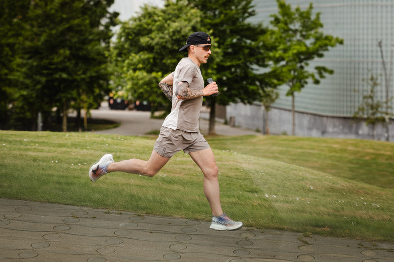 Athlet joggt mit einem MNSTRY JELLY 40 in der Hand durch den Park