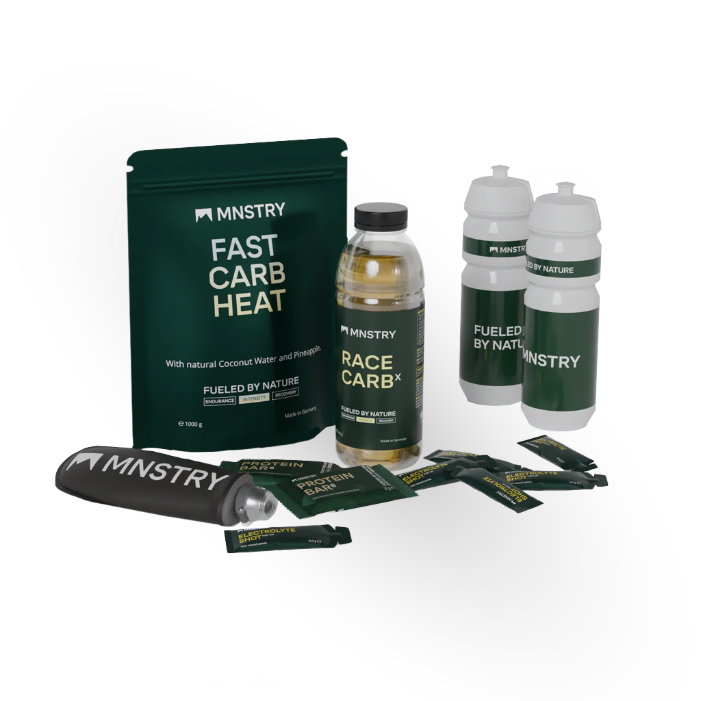 Produktbild des Triathlon Bundles. Abgebildet sind Marathonflasche, Ultraflask 500 ml, FAST CARB Raspberry, POWER CARB Heat, RECOVERY SHAKE, INTENSITY BAR, GEL 40 Mango, GEL 40 Lemon, CAFFEINE GEL 40 Cherry, CAFFEINE GEL 40 Matcha, ELECTROLYTE SHOT Lemon.