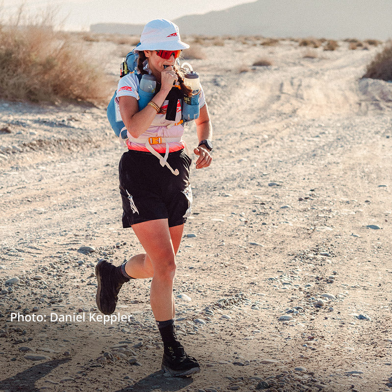 Adriana Moser nimmt ein GEL 40 zu sich