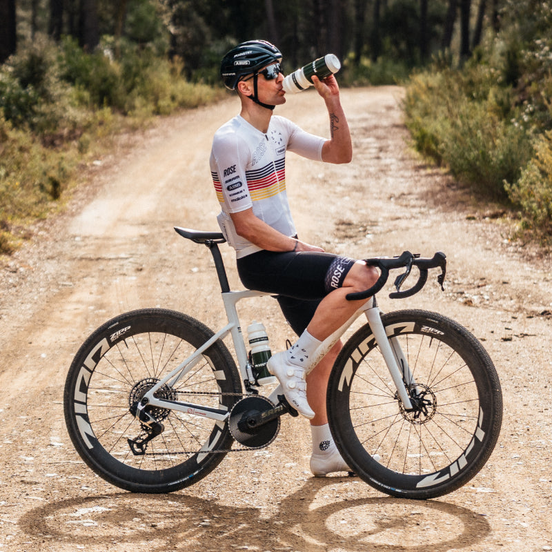 MNSTRY-Athlet Paul Voß mit Trinkflasche